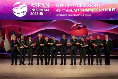 President joins ASEAN Summit in Indonesia